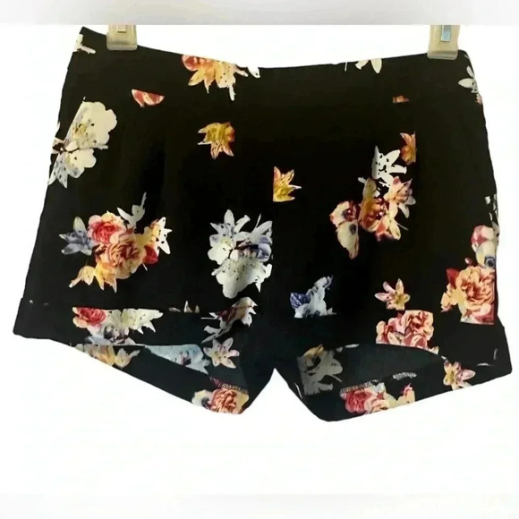 Express Women’s Size 6 Black Floral Preppy Pleated Mid Rise Mini Shorts Zip Up - Picture 1 of 9
